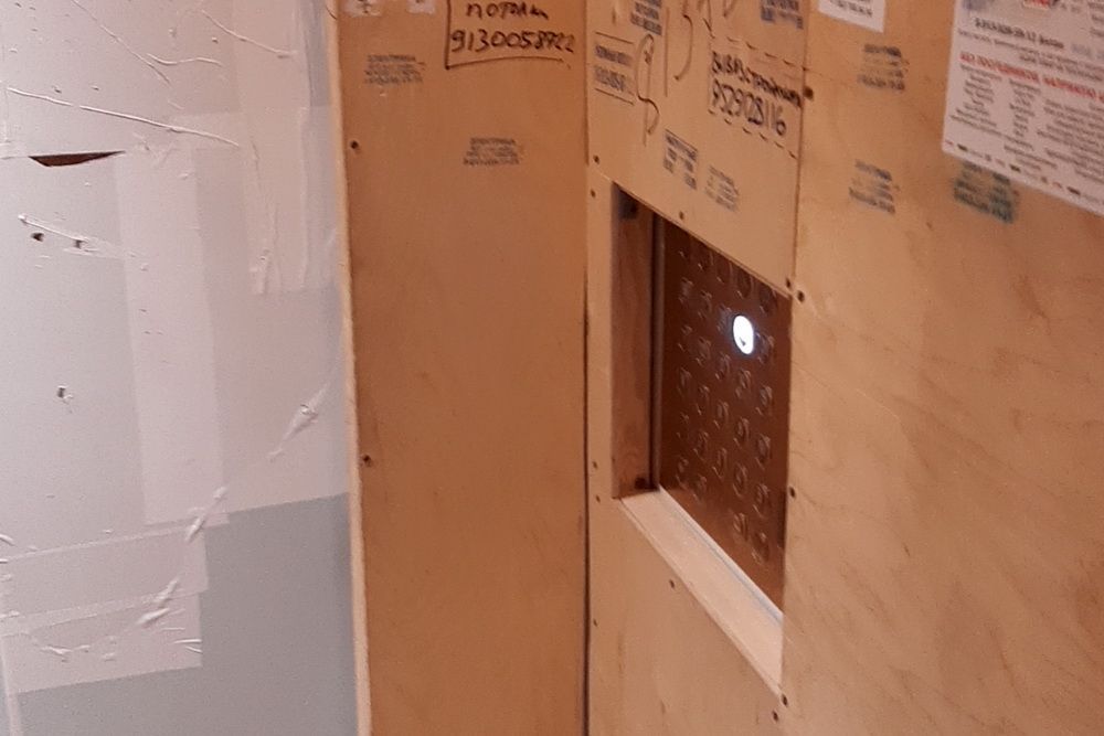 膠合板保護電梯免受損壞